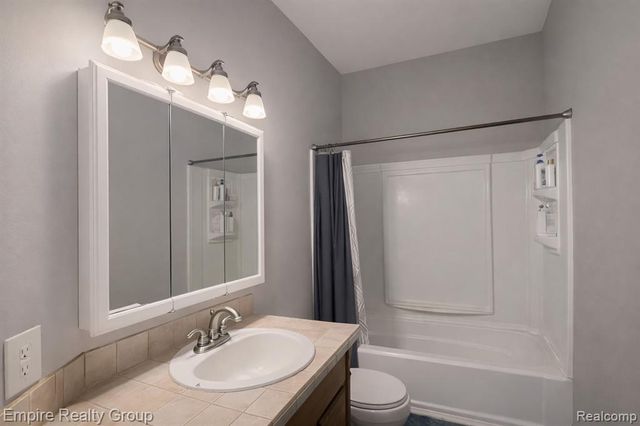 5925 Northridge Circle, Waterford, MI 48327