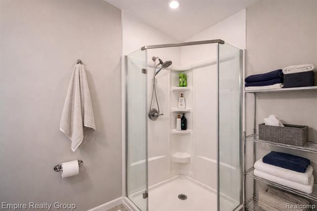 5925 Northridge Circle, Waterford, MI 48327