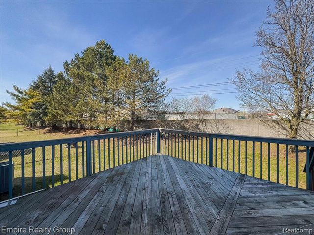 5925 Northridge Circle, Waterford, MI 48327