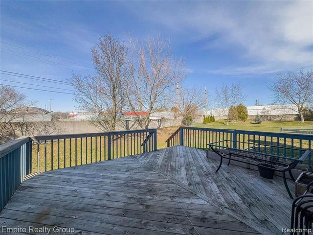 5925 Northridge Circle, Waterford, MI 48327