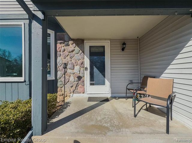 5925 Northridge Circle, Waterford, MI 48327