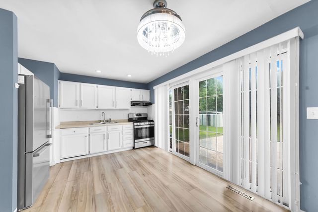 1529 Ronzheimer Avenue, St. Charles, IL 60174