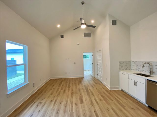 1209 E Saint Johns Ave C, Austin, TX 78752