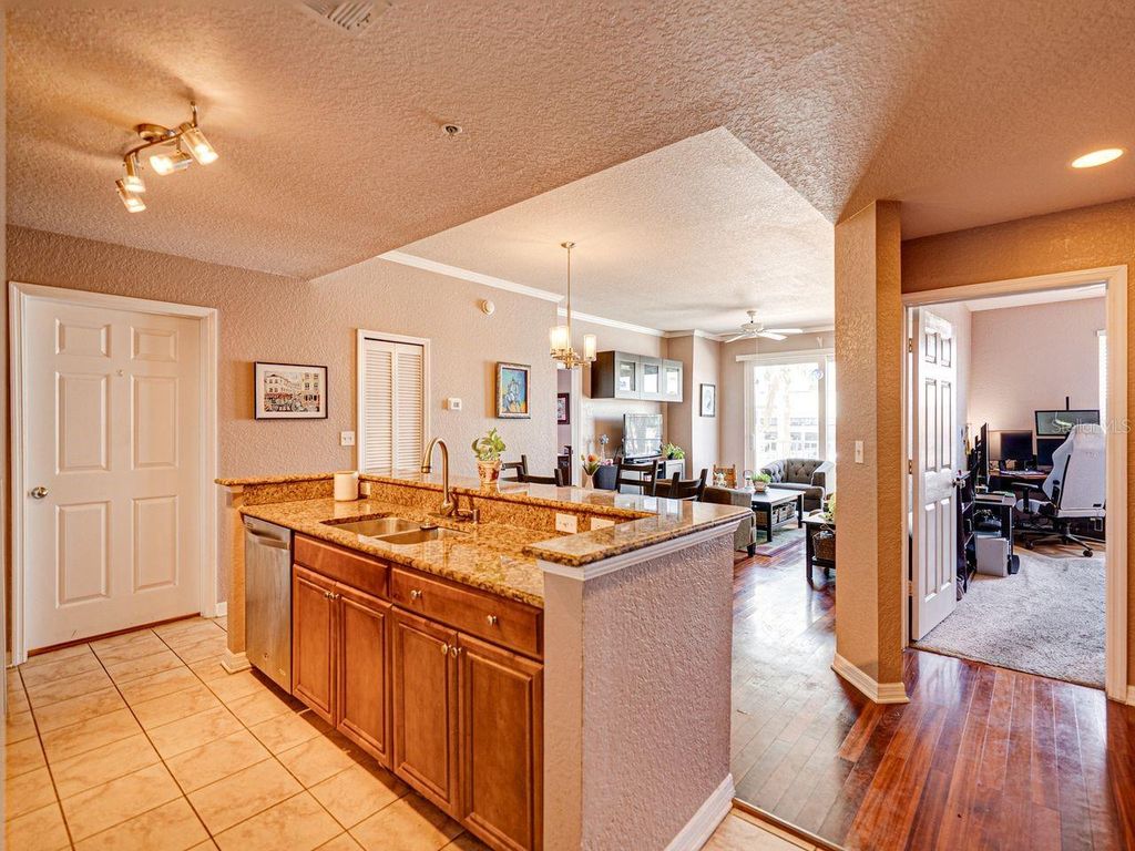 Image 9 of property listing at 700 S HARBOUR ISLAND BOULEVARD 204, Tampa, FL 33602
