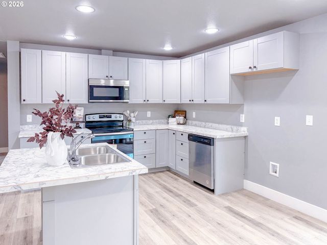 2382 E IRWIN Way, Eugene, OR 97402