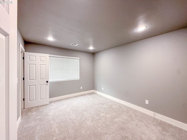 2382 E IRWIN Way, Eugene, OR 97402