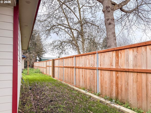 2382 E IRWIN Way, Eugene, OR 97402