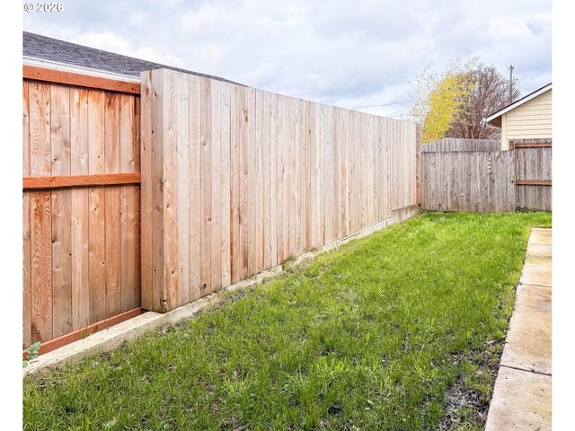 2382 E IRWIN Way, Eugene, OR 97402