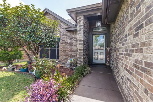 4833 Colonial Park Drive, Haltom City, TX 76117