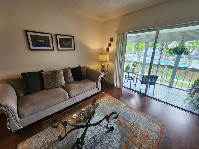 4900 WASHINGTON Street 307, Hollywood, FL 33021