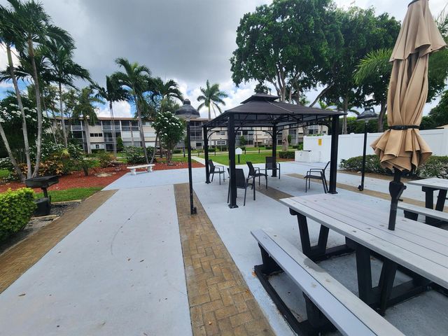 4900 WASHINGTON Street 307, Hollywood, FL 33021