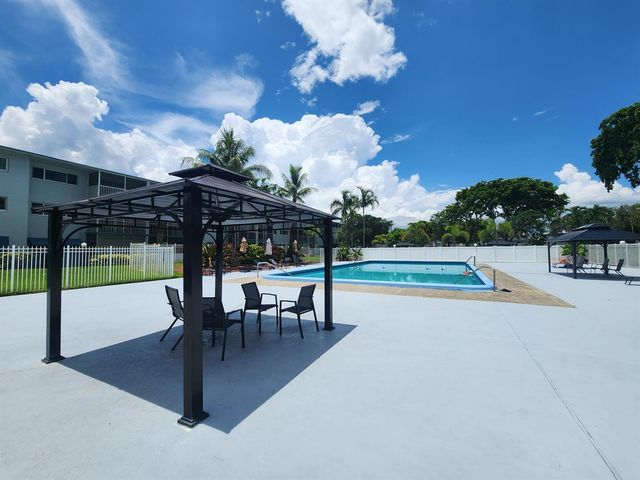4900 WASHINGTON Street 307, Hollywood, FL 33021
