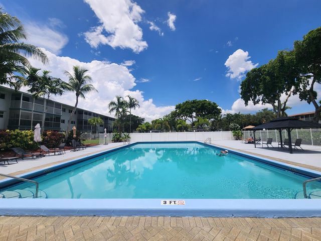 4900 WASHINGTON Street 307, Hollywood, FL 33021