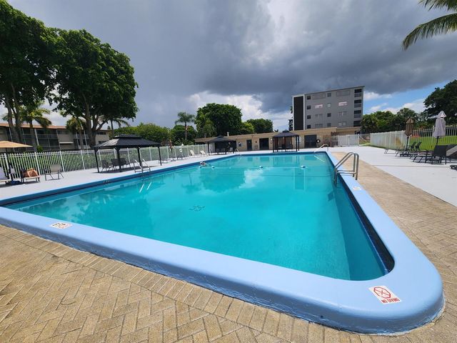 4900 WASHINGTON Street 307, Hollywood, FL 33021