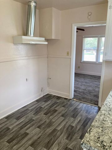 639 E San Joaquin Avenue, Tulare, CA 93274