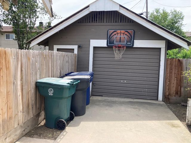 639 E San Joaquin Avenue, Tulare, CA 93274