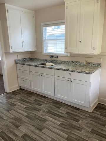 639 E San Joaquin Avenue, Tulare, CA 93274