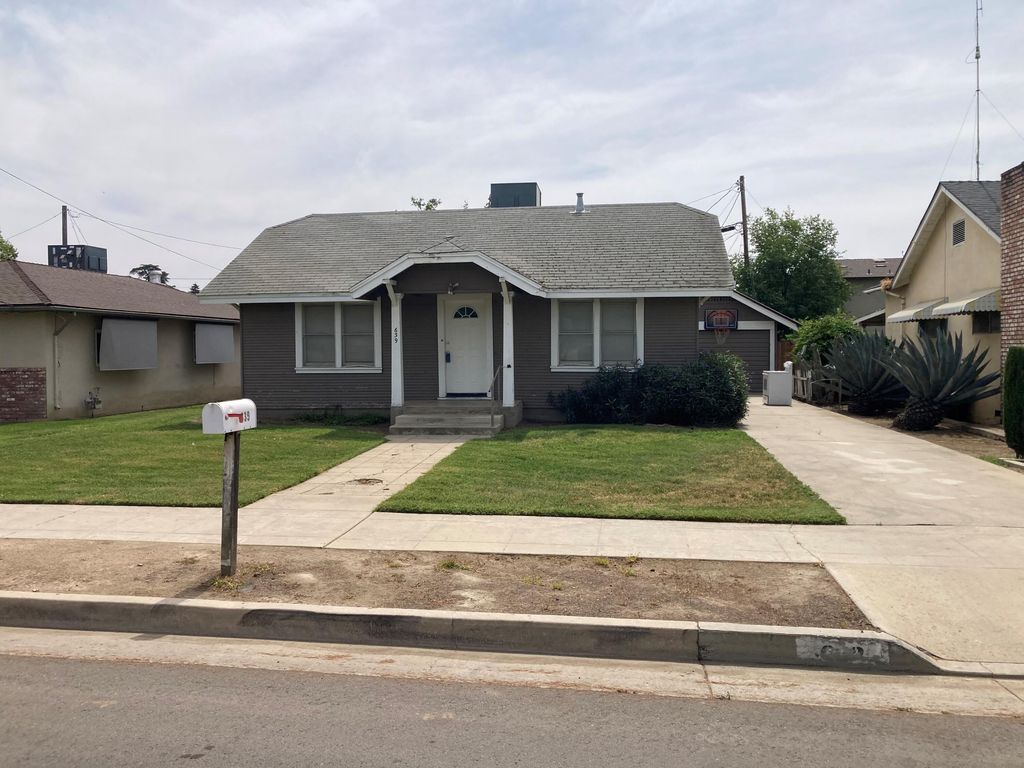 639 E San Joaquin Avenue, Tulare, CA 93274