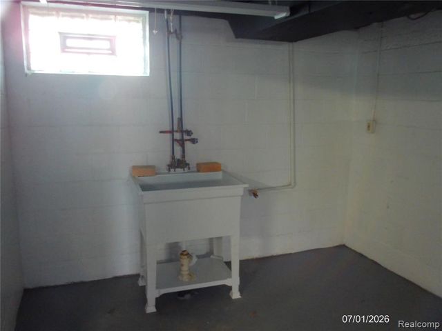 7535 Republic Avenue, Warren, MI 48091