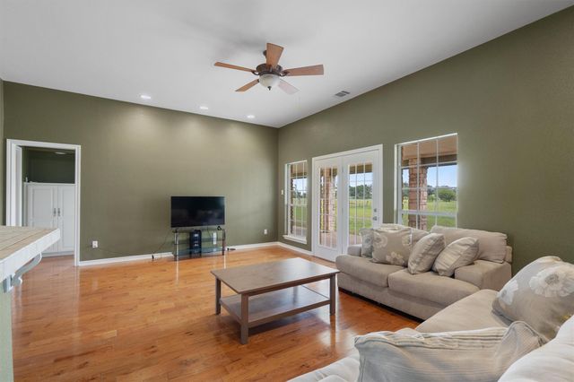 130 Cotton Rows LN, Taylor, TX 76574