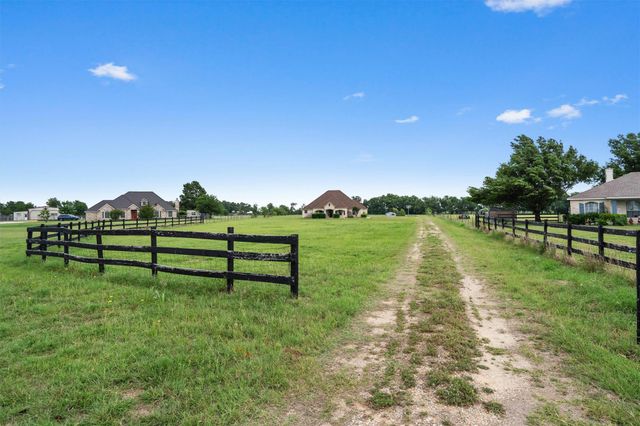 130 Cotton Rows LN, Taylor, TX 76574