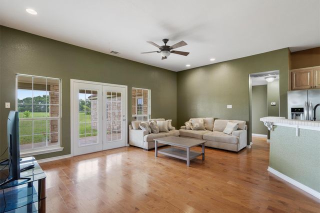 130 Cotton Rows LN, Taylor, TX 76574