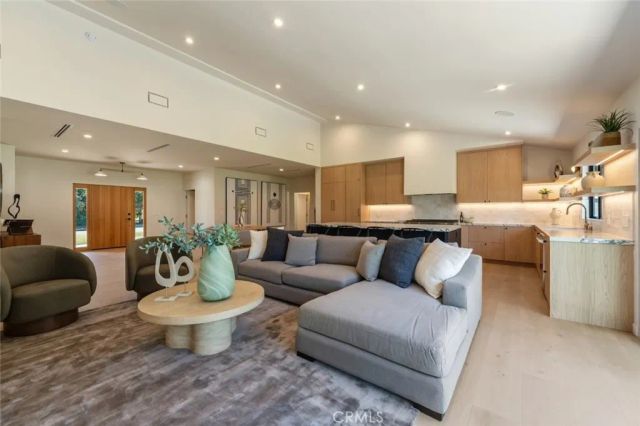 8960 Oak Park Avenue, Sherwood Forest, CA 91325