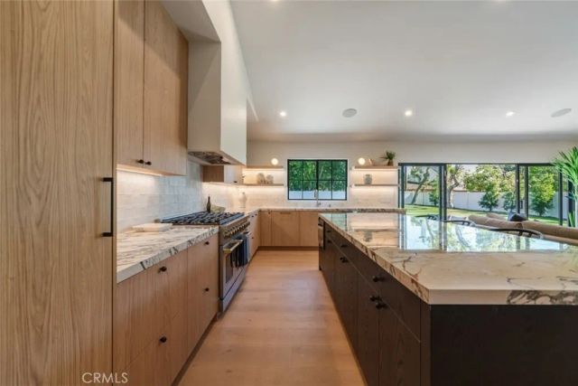 8960 Oak Park Avenue, Sherwood Forest, CA 91325