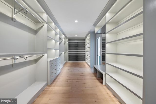 8206 PETTIT CT, Mclean, VA 22102