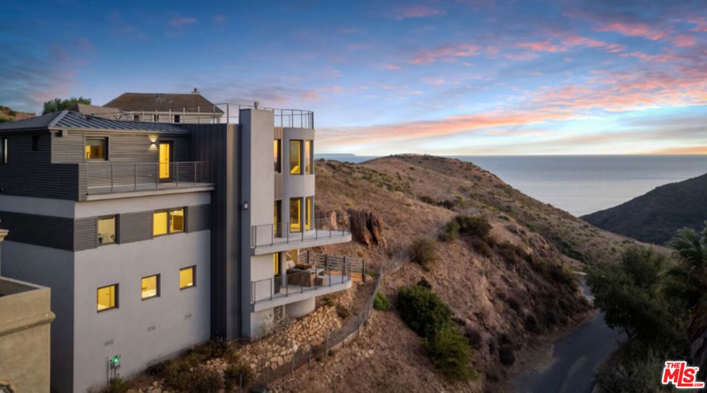 Image 1 of property listing at 3004 Sequit Dr, Malibu, CA 90265