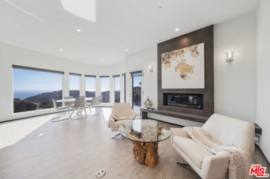 Image 10 of property listing at 3004 Sequit Dr, Malibu, CA 90265