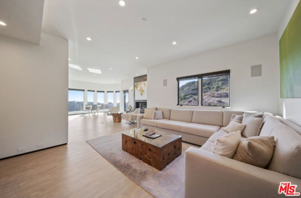 Image 11 of property listing at 3004 Sequit Dr, Malibu, CA 90265