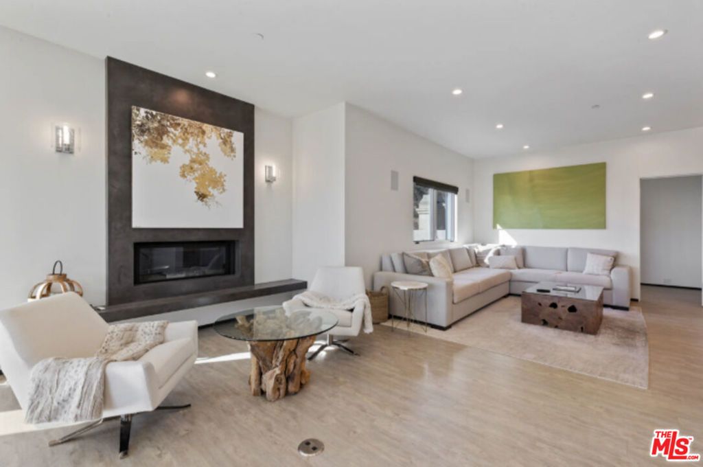 Image 12 of property listing at 3004 Sequit Dr, Malibu, CA 90265