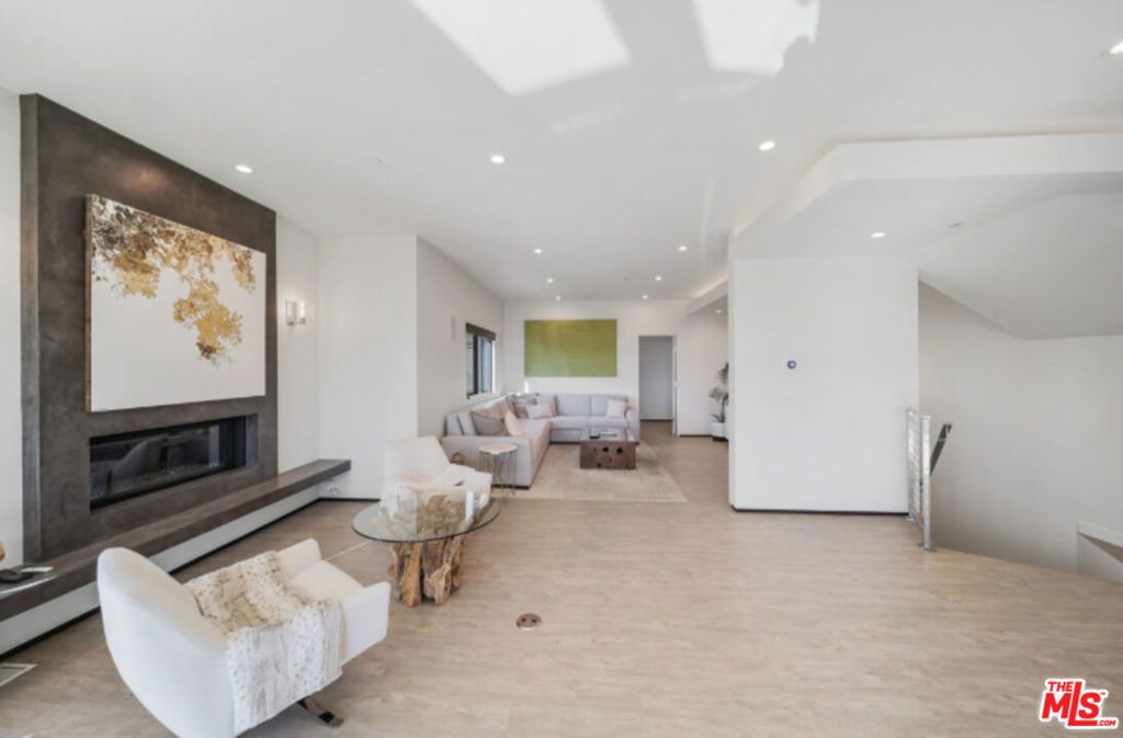 Image 13 of property listing at 3004 Sequit Dr, Malibu, CA 90265