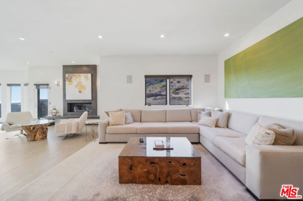 Image 14 of property listing at 3004 Sequit Dr, Malibu, CA 90265