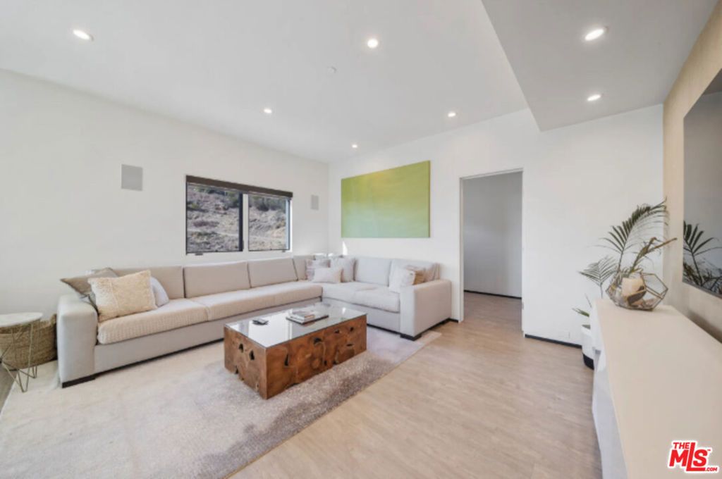 Image 15 of property listing at 3004 Sequit Dr, Malibu, CA 90265