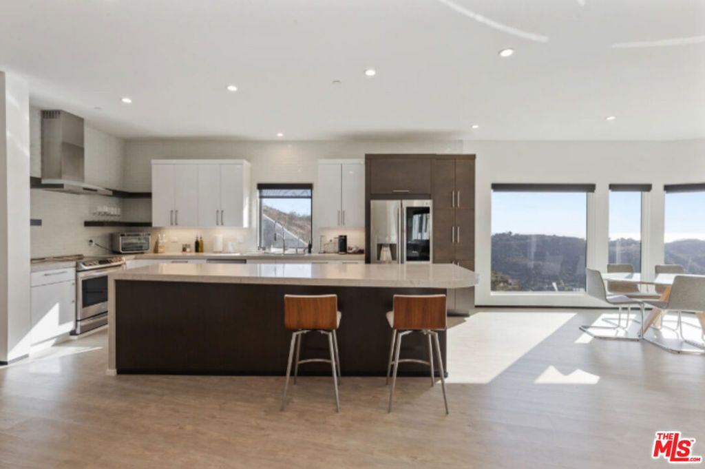 Image 17 of property listing at 3004 Sequit Dr, Malibu, CA 90265