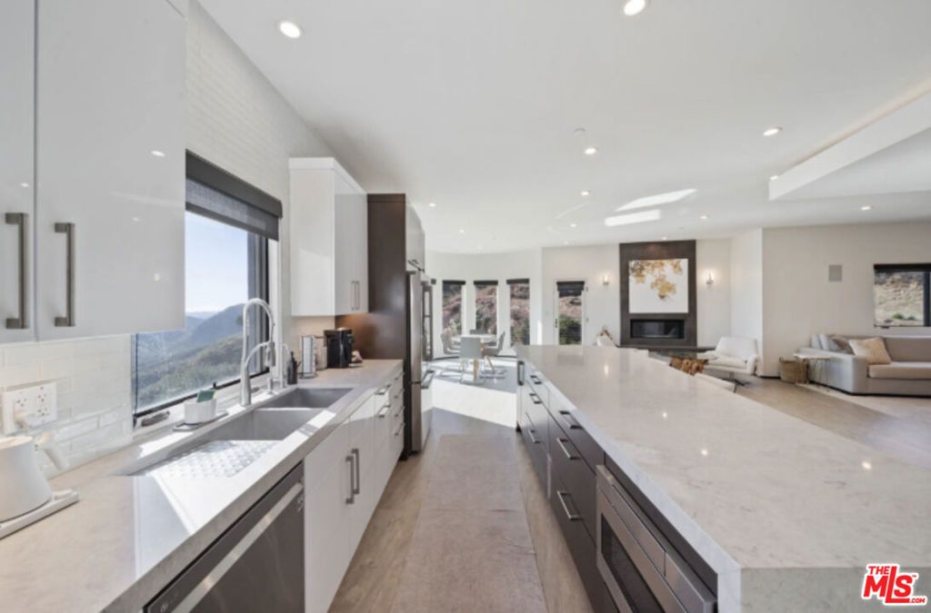 Image 19 of property listing at 3004 Sequit Dr, Malibu, CA 90265