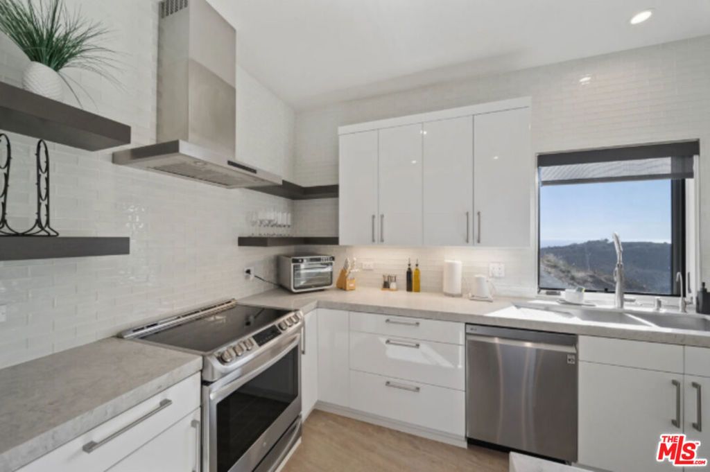 Image 21 of property listing at 3004 Sequit Dr, Malibu, CA 90265