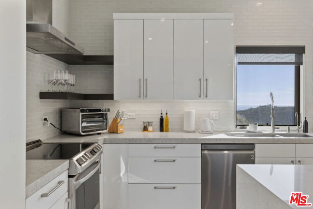 Image 22 of property listing at 3004 Sequit Dr, Malibu, CA 90265