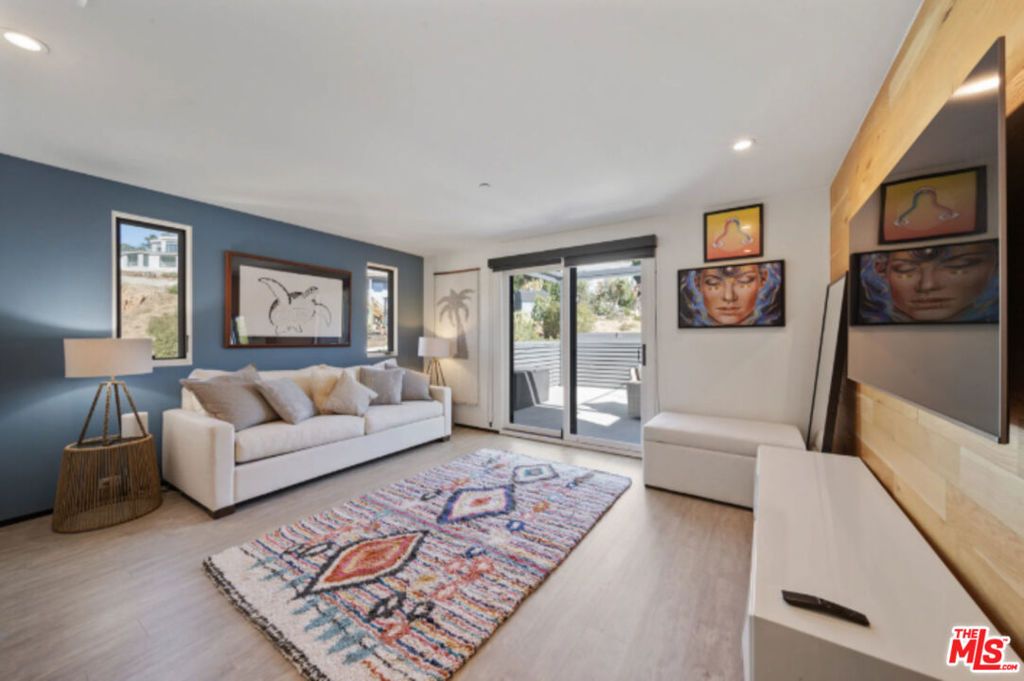 Image 25 of property listing at 3004 Sequit Dr, Malibu, CA 90265