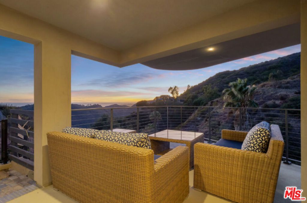 Image 26 of property listing at 3004 Sequit Dr, Malibu, CA 90265