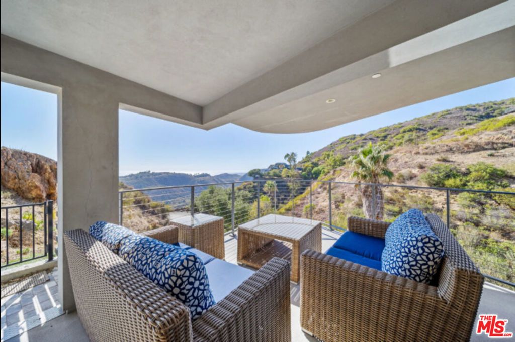 Image 27 of property listing at 3004 Sequit Dr, Malibu, CA 90265