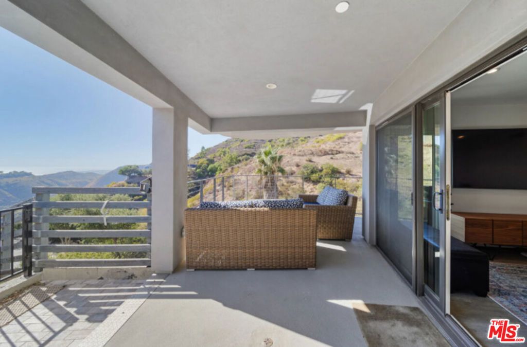 Image 28 of property listing at 3004 Sequit Dr, Malibu, CA 90265