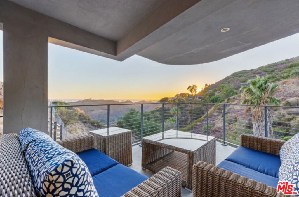 Image 29 of property listing at 3004 Sequit Dr, Malibu, CA 90265