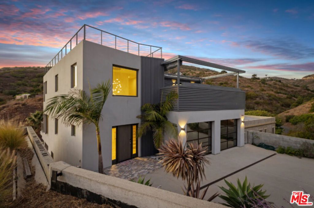 Image 3 of property listing at 3004 Sequit Dr, Malibu, CA 90265