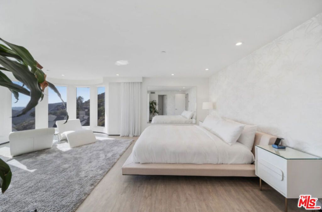 Image 31 of property listing at 3004 Sequit Dr, Malibu, CA 90265