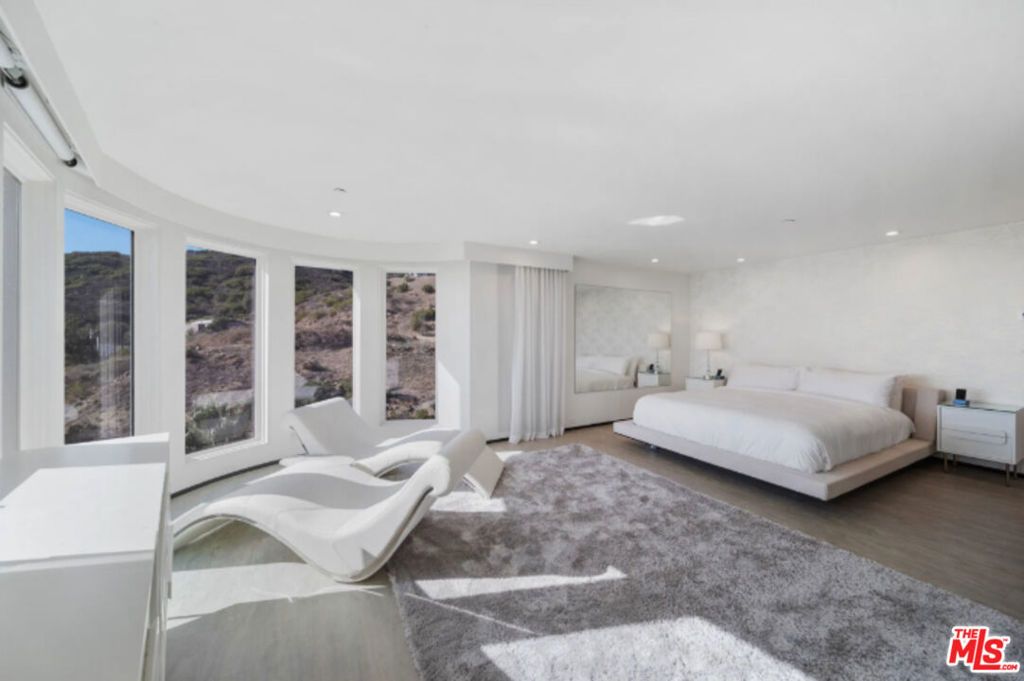 Image 34 of property listing at 3004 Sequit Dr, Malibu, CA 90265