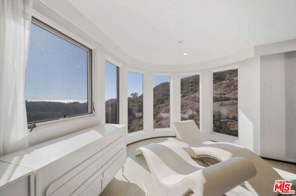 Image 35 of property listing at 3004 Sequit Dr, Malibu, CA 90265