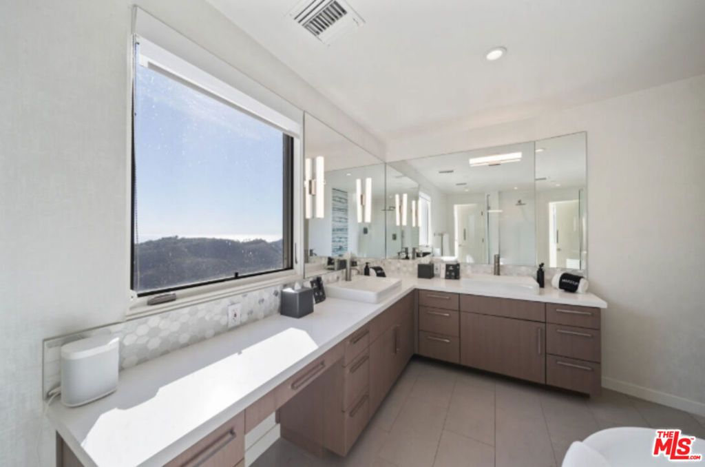 Image 38 of property listing at 3004 Sequit Dr, Malibu, CA 90265